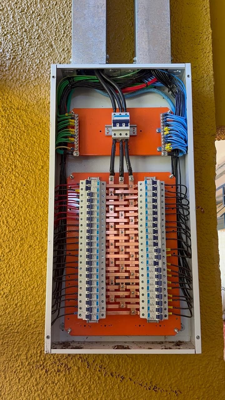 Quadro de distribuição elétrica montado em obra
