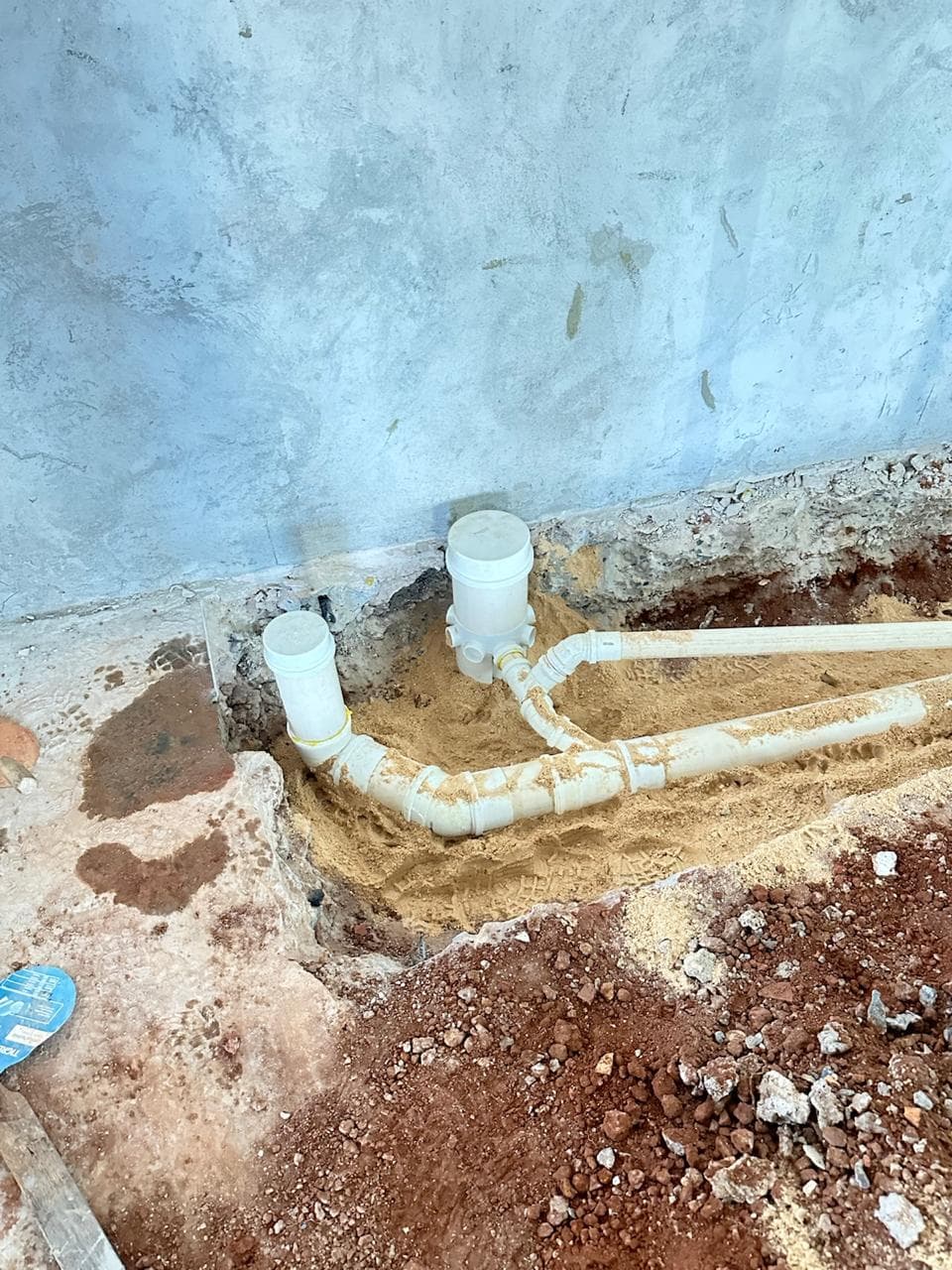 Tubulação e pontos hidráulicos em execução durante a obra