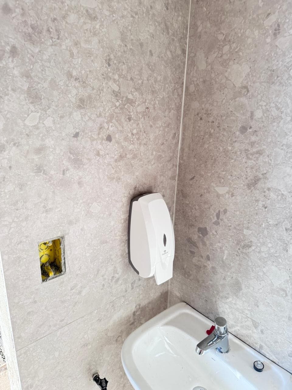 Banheiro finalizado com acabamento em mármore