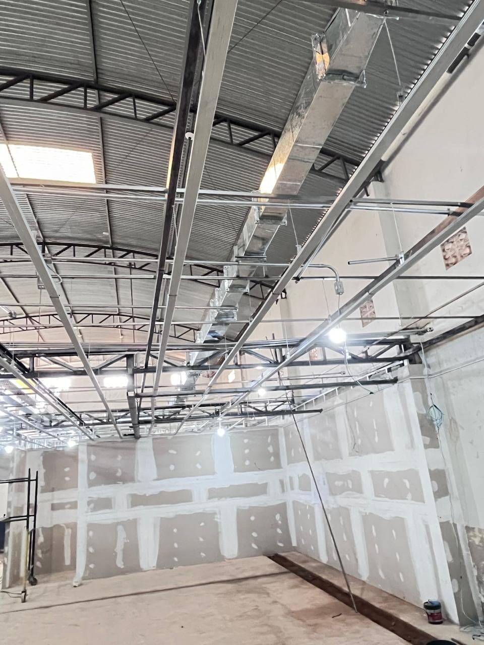 Montagem de estrutura metálica em obra da Gilberto Construtor em Brasília