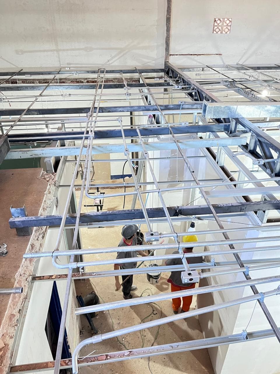 Execução de fundação e estrutura em canteiro de obras no DF