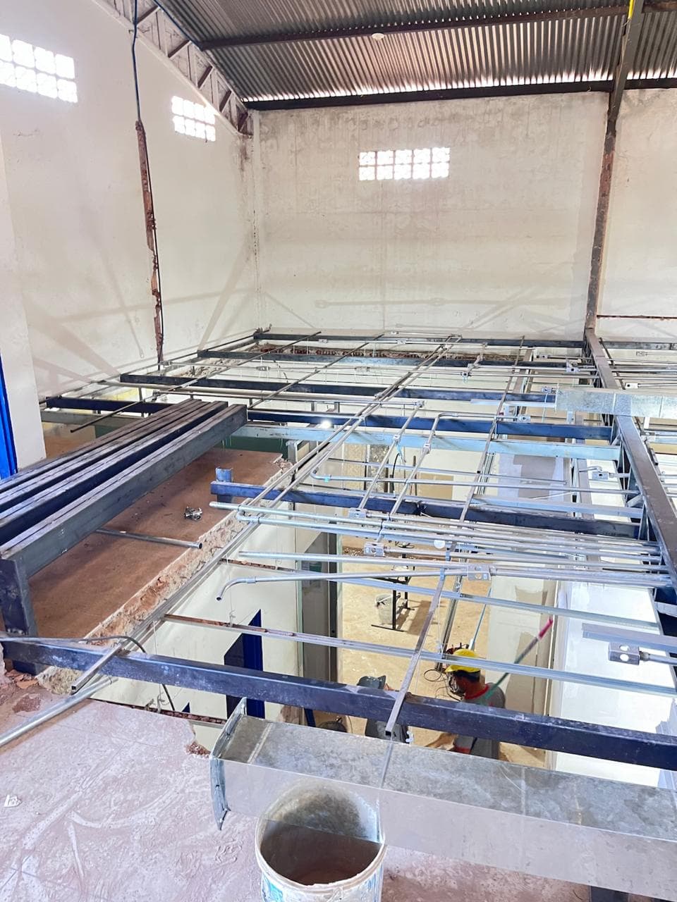Montagem de estrutura metálica em obra da Gilberto Construtor em Brasília