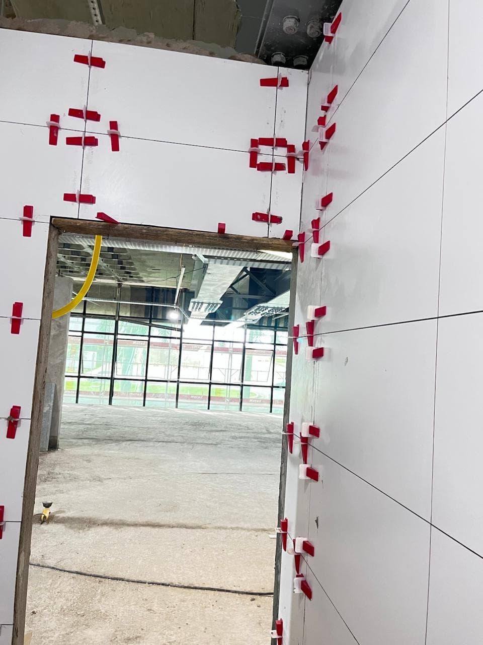 Instalação de porcelanato com nivelamento de precisão