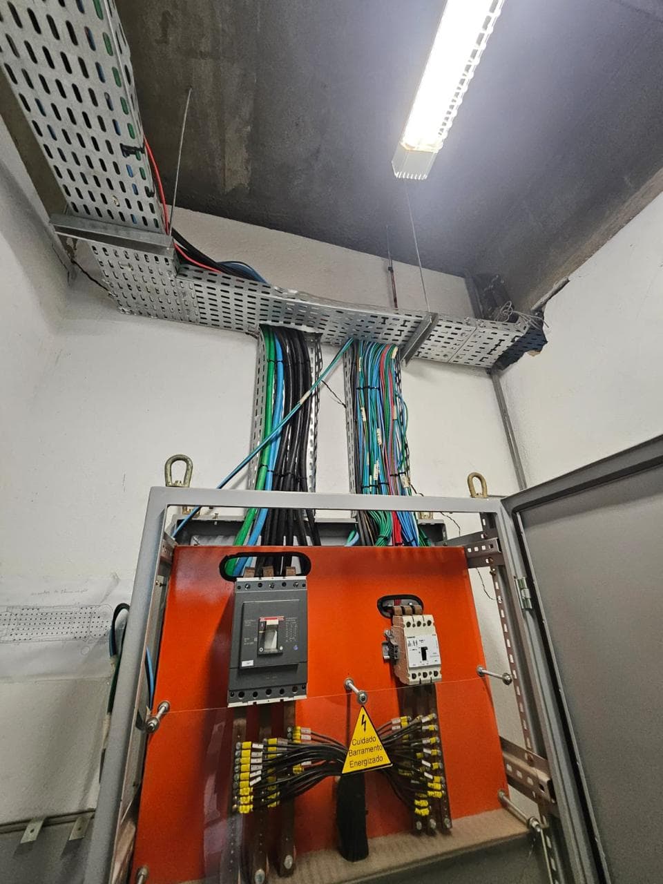 Quadro de distribuição elétrica montado em obra