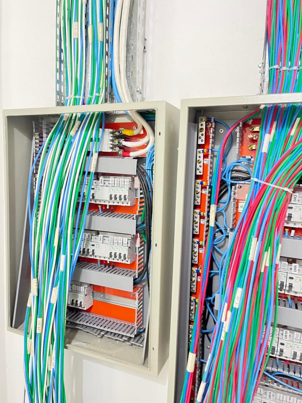 Quadro de distribuição elétrica montado em obra