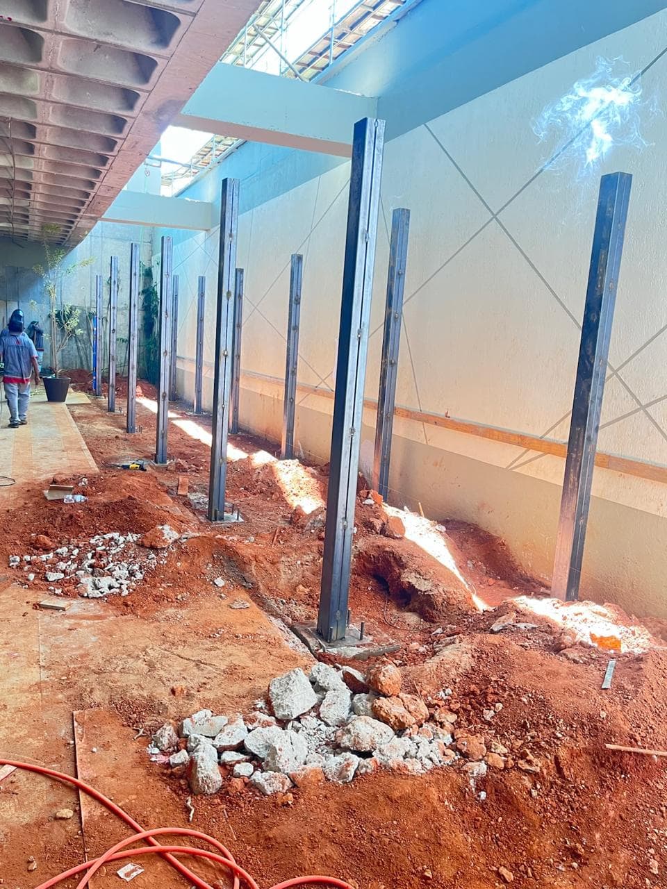 Montagem de estrutura metálica em obra da Gilberto Construtor em Brasília