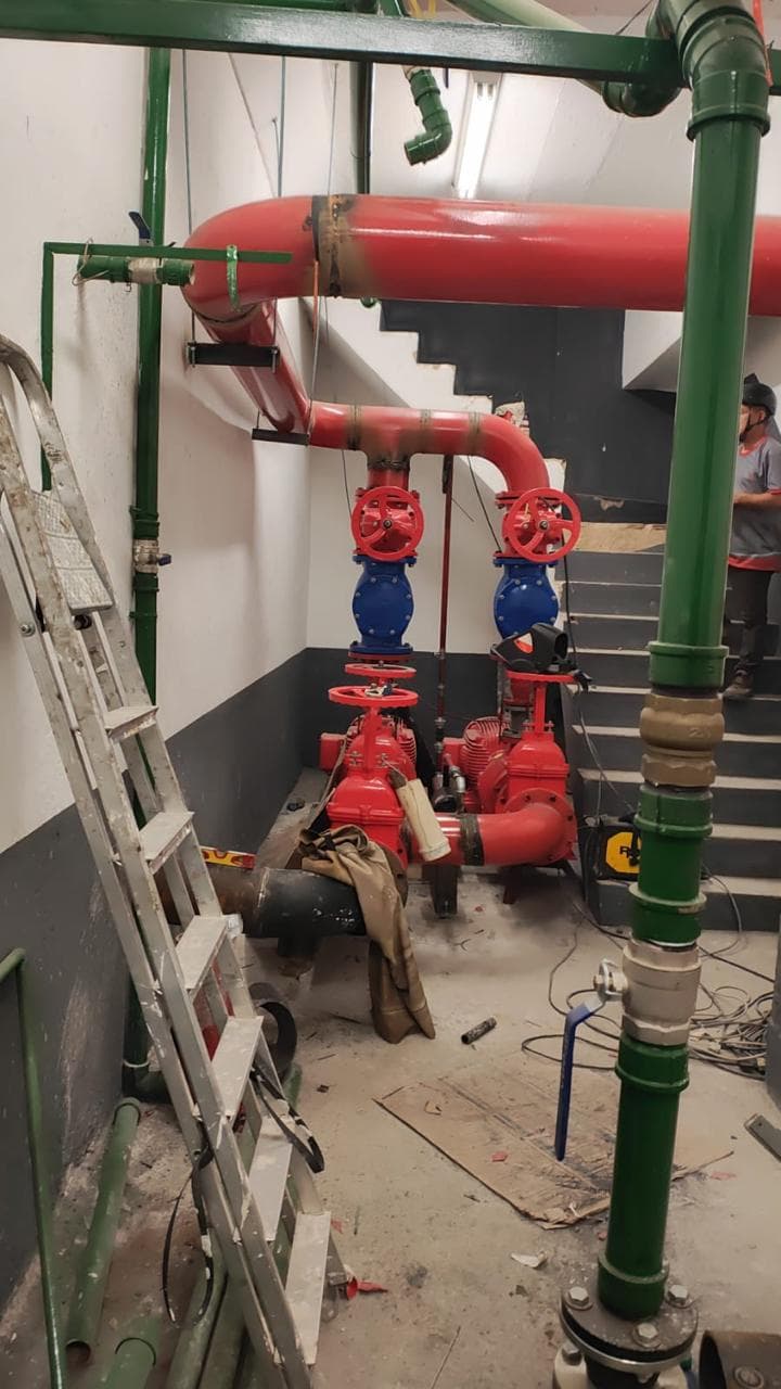 Casa de bombas de incêndio executada em obra comercial