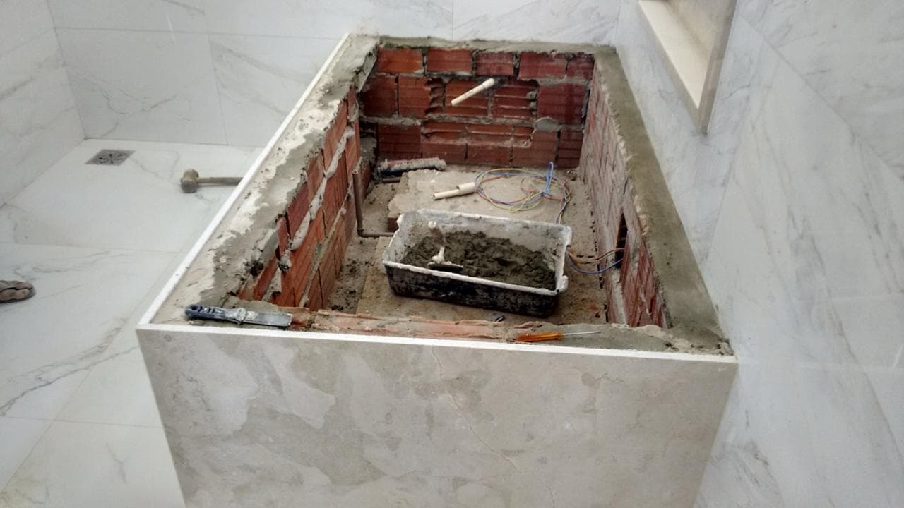Banheiro finalizado com acabamento em mármore