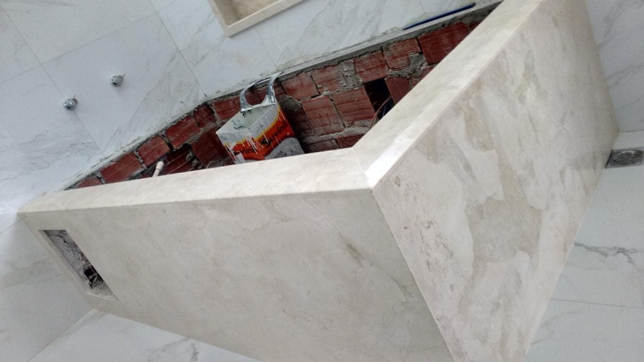 Revestimento em mármore aplicado em obra de acabamento fino