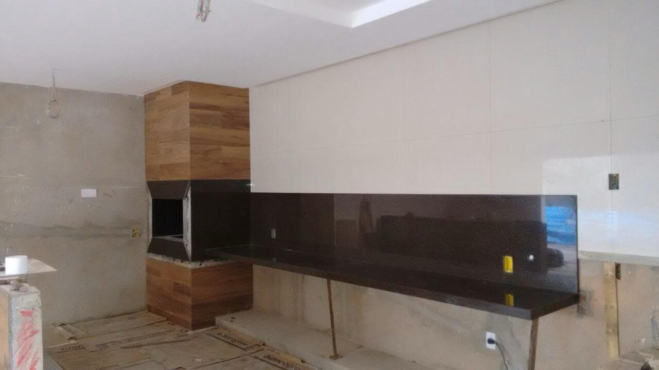 Revestimento em mármore aplicado em obra de acabamento fino