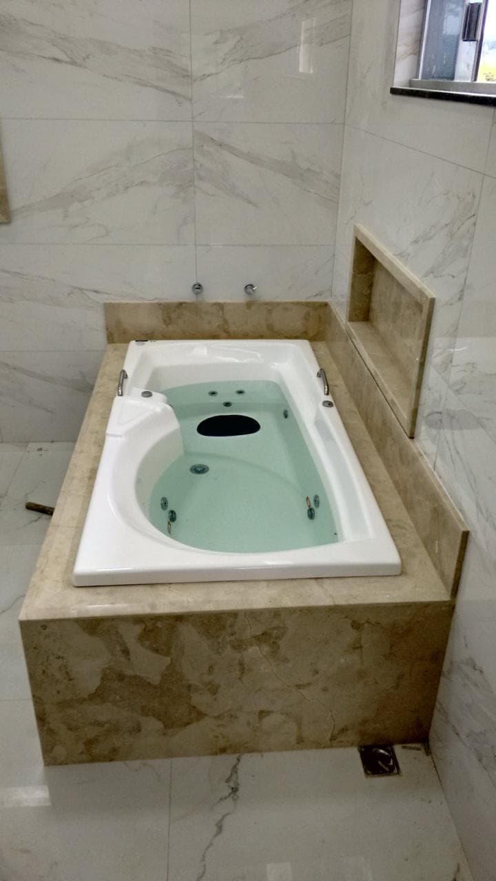 Instalação de porcelanato com nivelamento de precisão