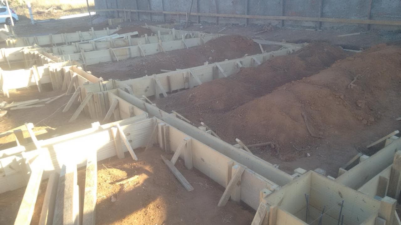 Estrutura metálica e forma para concreto durante a execução da obra