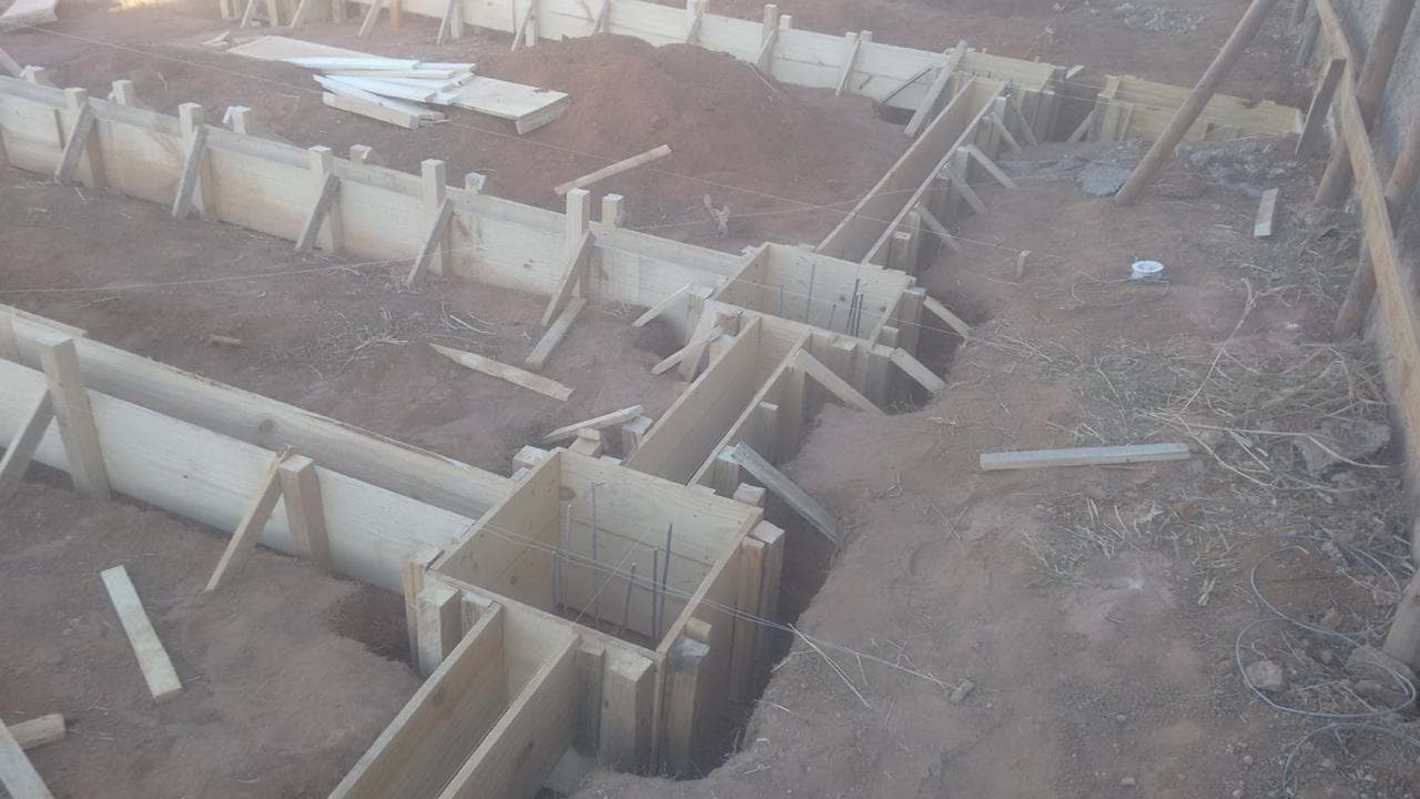 Execução de fundação e estrutura em canteiro de obras no DF