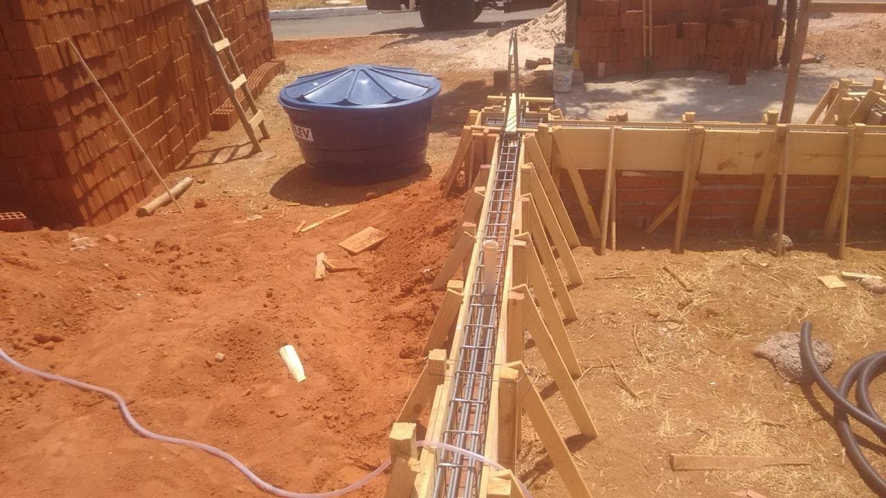Montagem de estrutura metálica em obra da Gilberto Construtor em Brasília