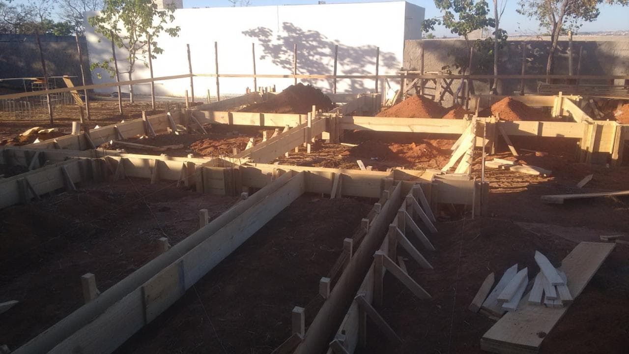 Estrutura metálica e forma para concreto durante a execução da obra