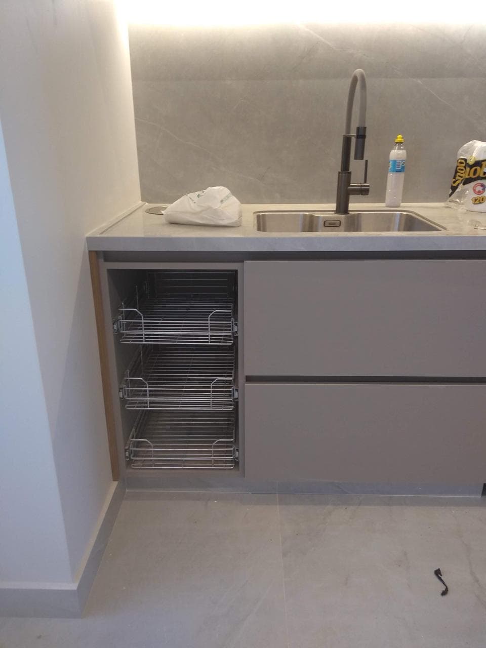 Detalhe de marcenaria integrada ao ambiente