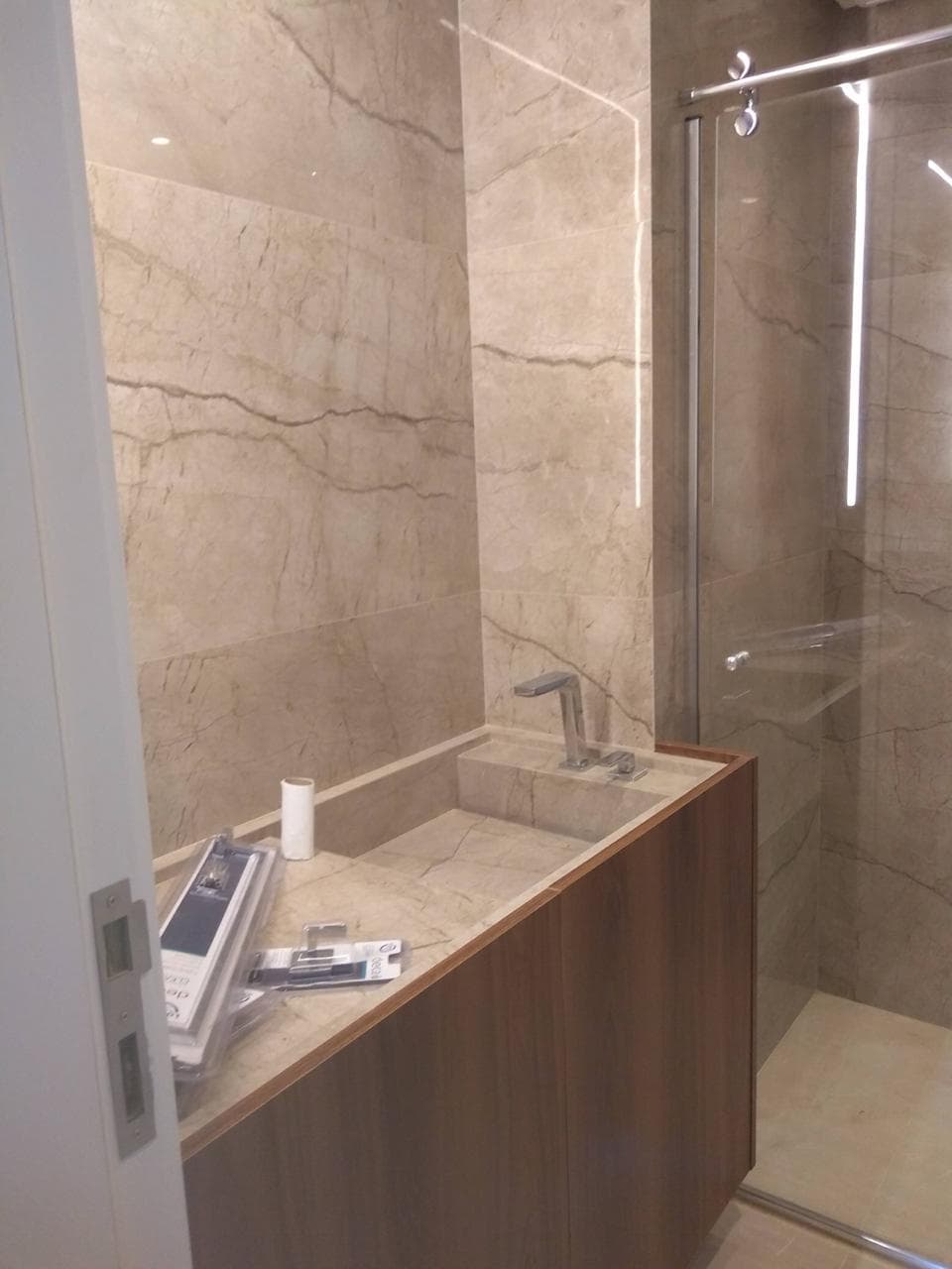 Instalação de porcelanato com nivelamento de precisão