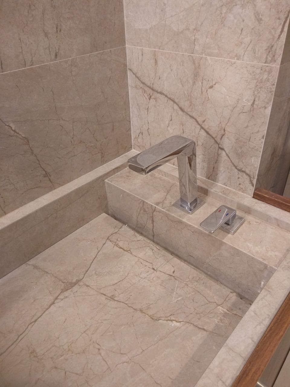 Revestimento em mármore aplicado em obra de acabamento fino
