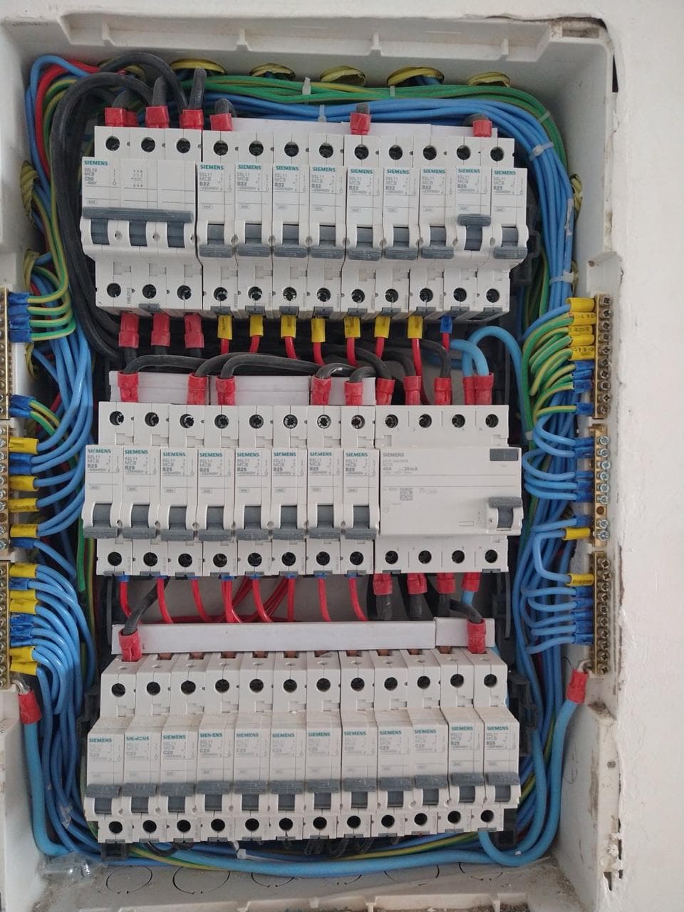 Fiação e infraestrutura elétrica durante a execução