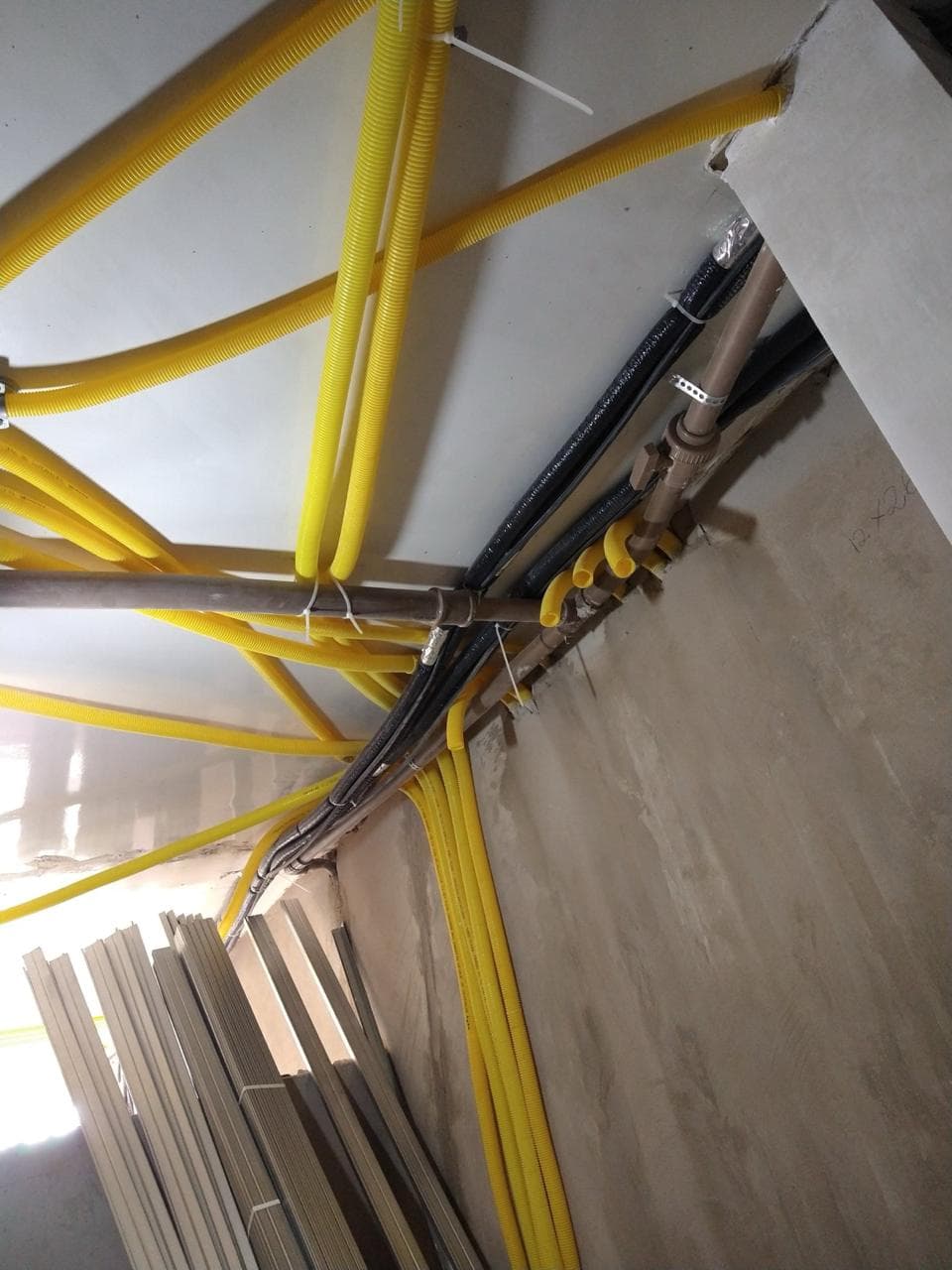 Painel elétrico e cabeamento instalados pela equipe