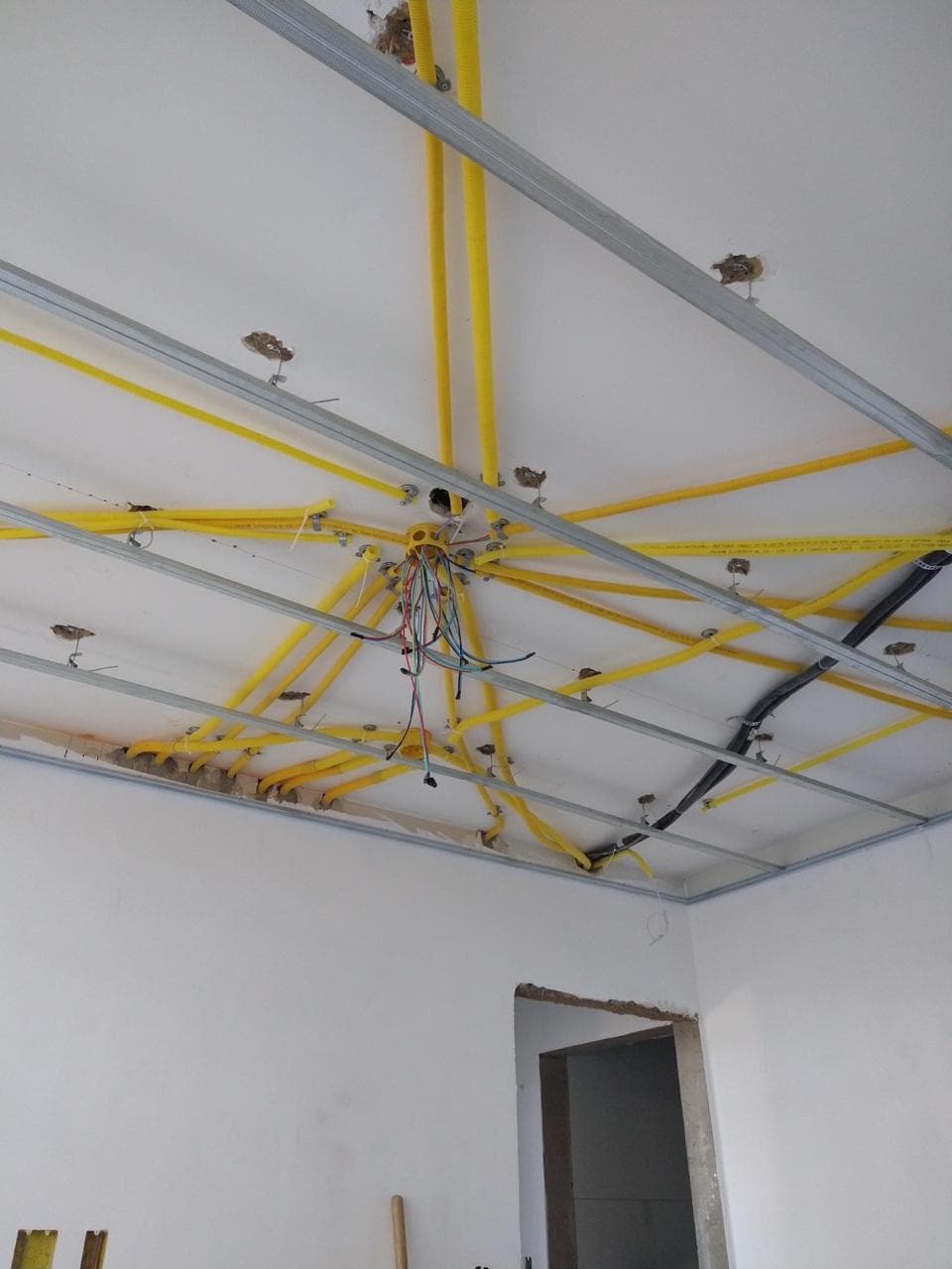 Quadro de distribuição elétrica montado em obra