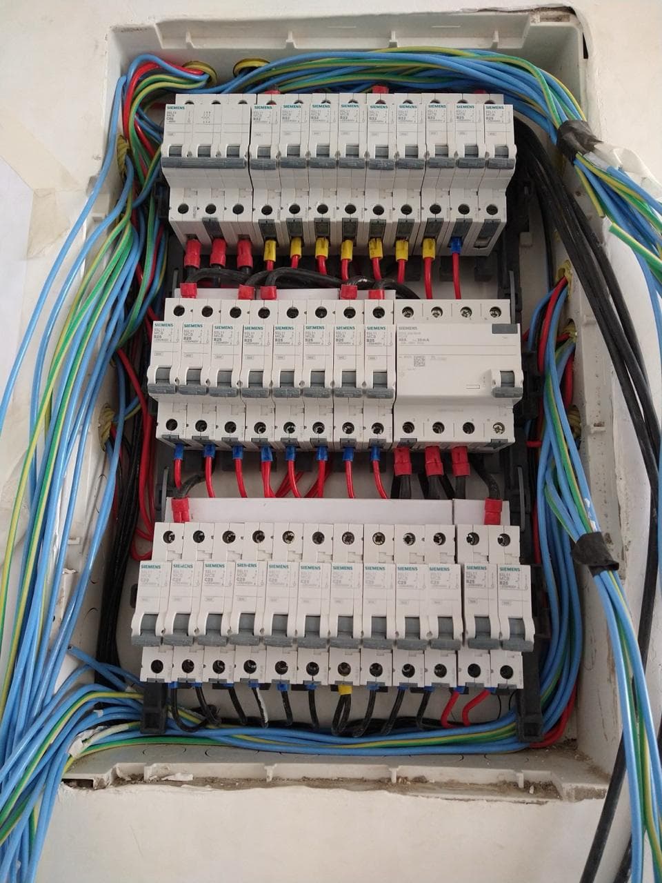 Fiação e infraestrutura elétrica durante a execução
