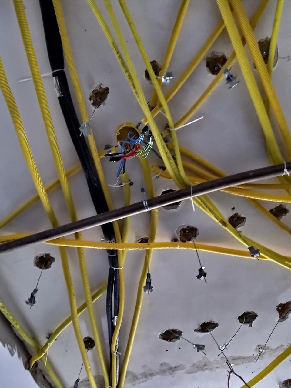 Painel elétrico e cabeamento instalados pela equipe