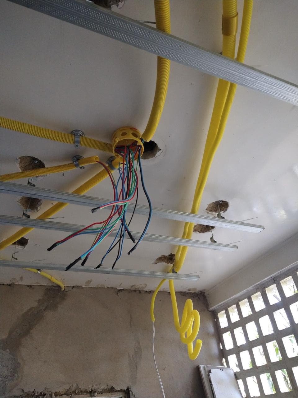 Quadro de distribuição elétrica montado em obra