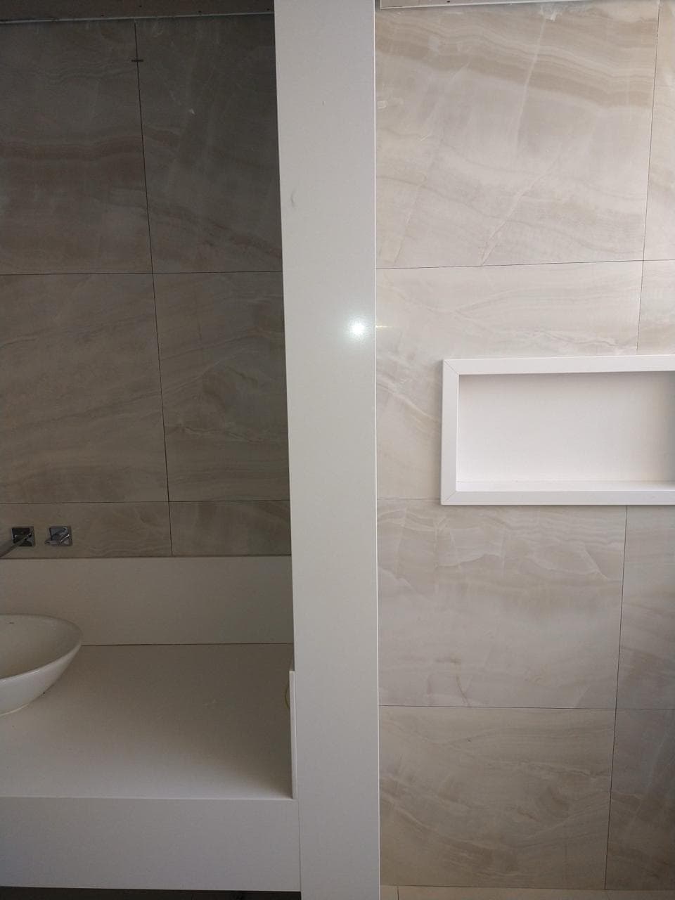Instalação de porcelanato com nivelamento de precisão