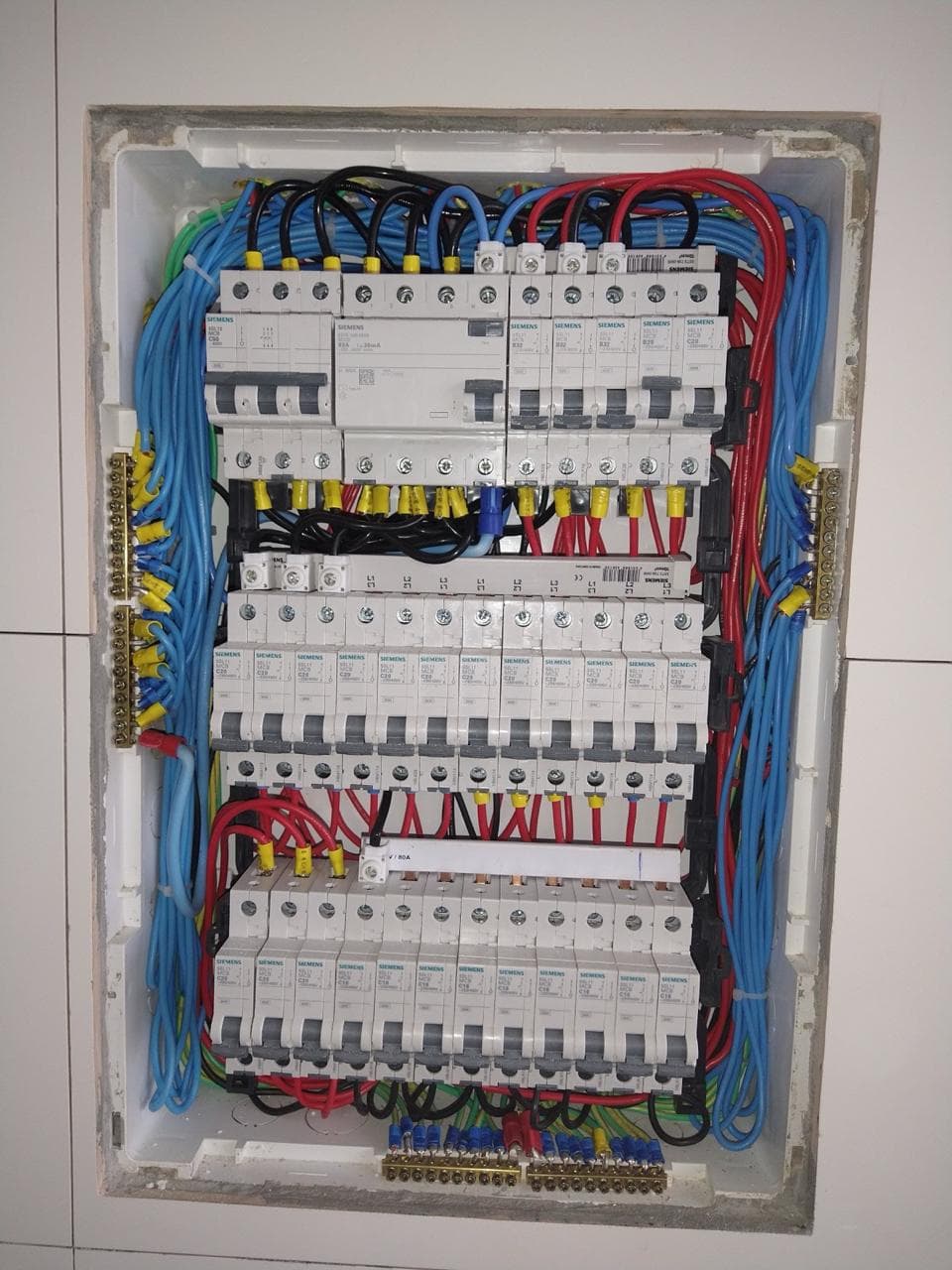 Painel elétrico e cabeamento instalados pela equipe