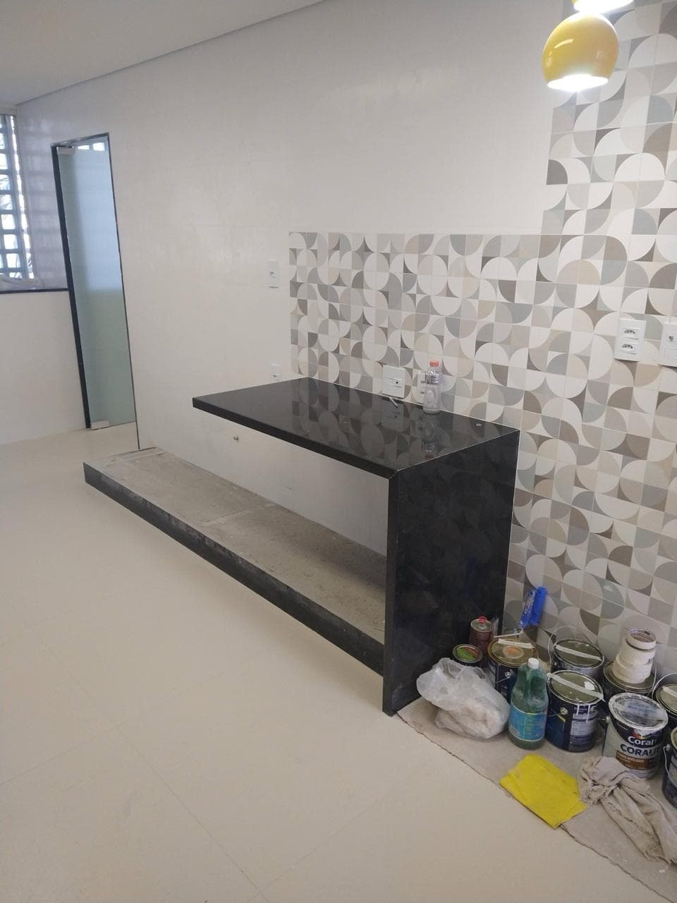 Acabamento em gesso e pintura durante a fase final da obra