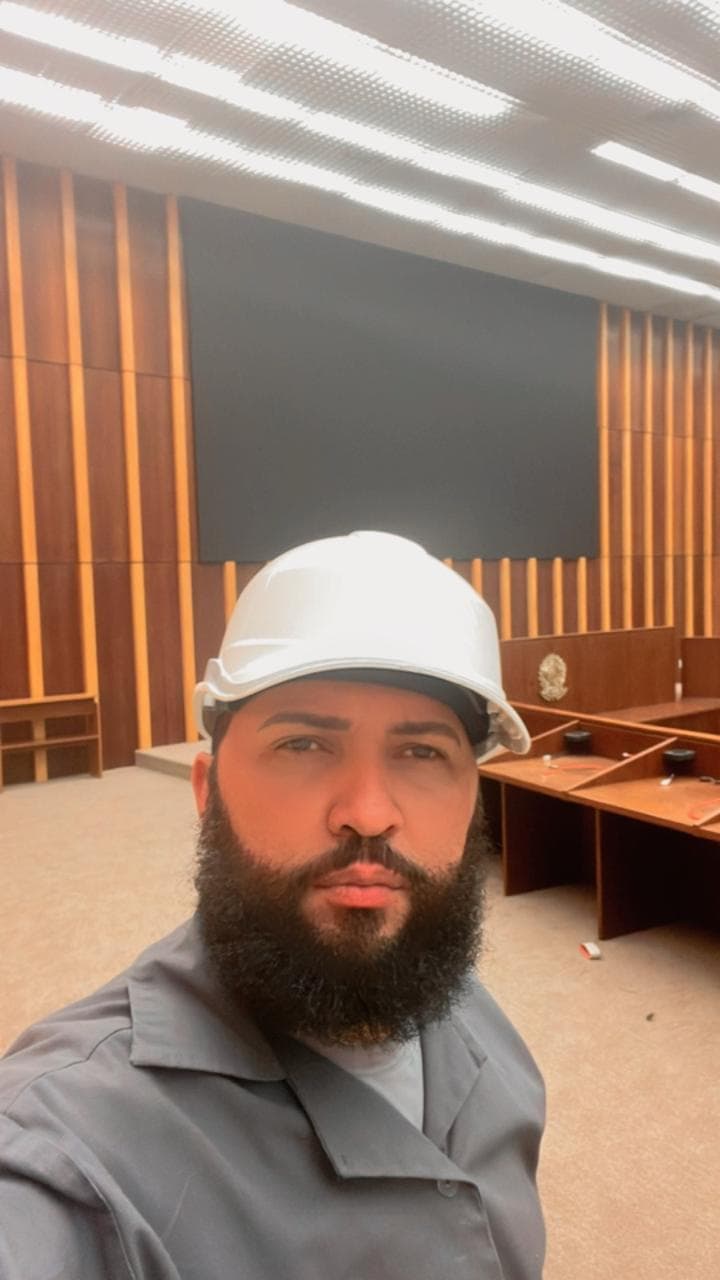 Gilberto vistoriando obra de acabamento em marcenaria