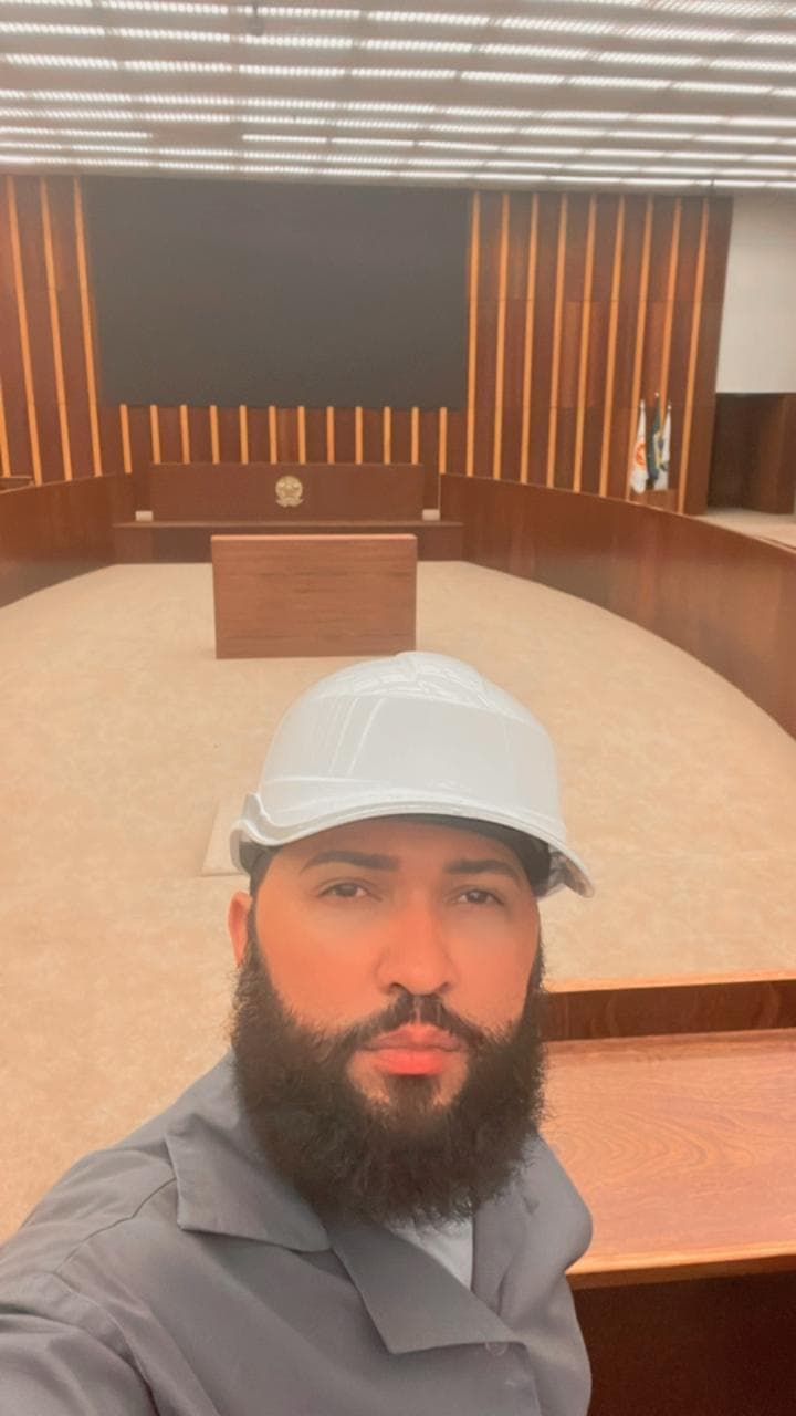 Gilberto acompanhando obra corporativa em fase de acabamento