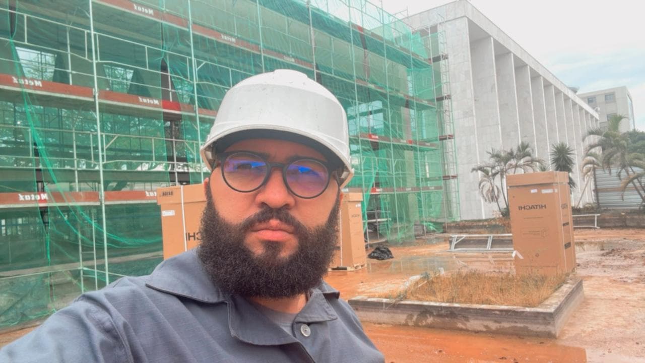 Gilberto, fundador da Gilberto Construtor, em canteiro de obras em Brasília